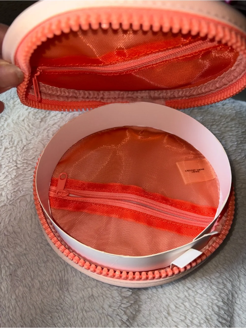 Marc Jacobs Daisy Round Peach Cosmetic Case
